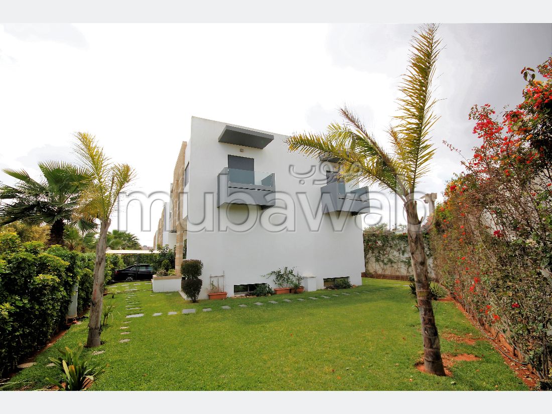 Luxury home for sale in Oulfa. 4 rooms. Caretaker service available, air conditioning. Mubawab